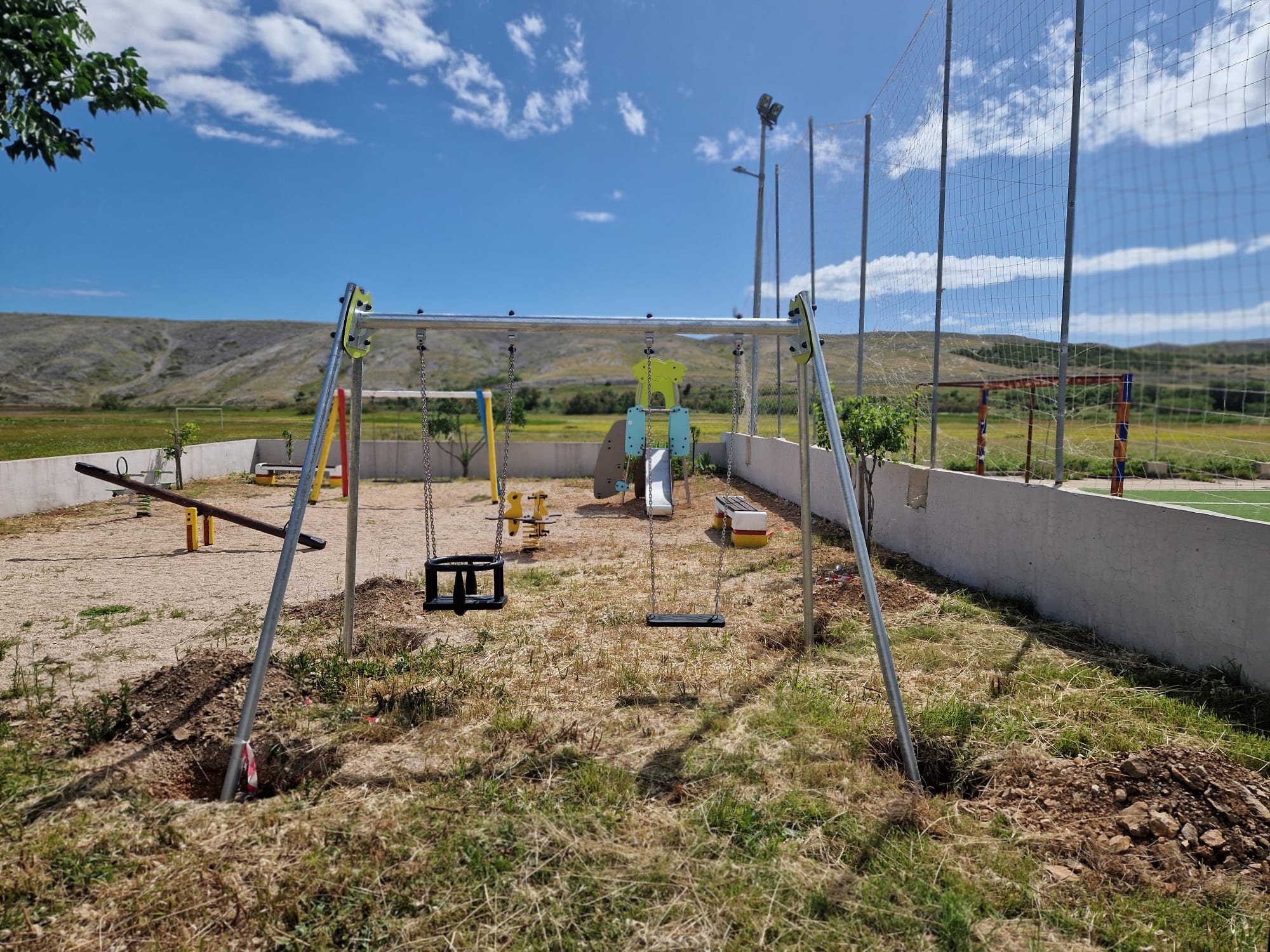 Uređenje dječjih igrališta na području MO Vlašići i MO Dinjiška