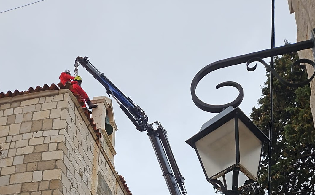 Skidanje zvonika nakon oštećenja u potresu