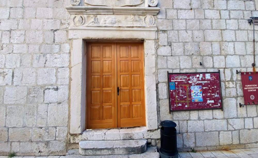 Postavljena nova vrata atrija Kneževog dvora